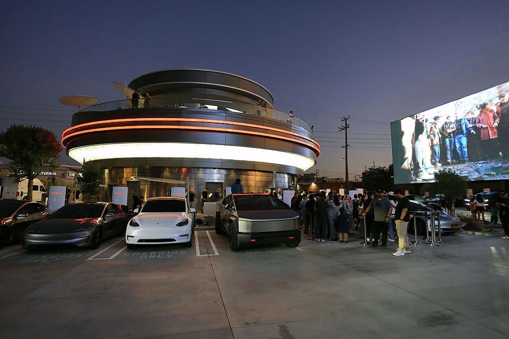 A $17 Hotdog and a Humanoid Robot Serving Popcorn: WIRED’s Day at the Tesla Diner